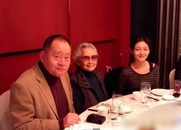 张兰能把和S妈的语音直接公放，这俩老太太是真没把对方当外人。汪小菲跟S妈私下沟通，一口一个您，还托人看墓地。转头张兰就在直播间掀桌子，把陈年旧账全抖出来。S妈也不惯着，媒体面前直接控诉。能撕成这样，说明当初走动是真勤，底细是真清楚。最可惜的是S，离婚后没趁机杀回名利场，反而状态一路往下掉。两家长辈好
