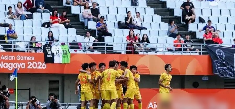 点球大战前，李昊贴满对手罚球习惯的水瓶，被乌兹别克斯坦门将一把扔上看台。这招够损，也够急眼。
结果呢？李昊五轮猜对四次方向，硬生生扑出去俩。赛后他就撂下一句：扔就扔吧，无所谓，反正他们也踢不进。
主帅安东尼奥换人也被喷，但铜牌到手，28年空白填上了。你看，真本事从来不怕你搞小动作。