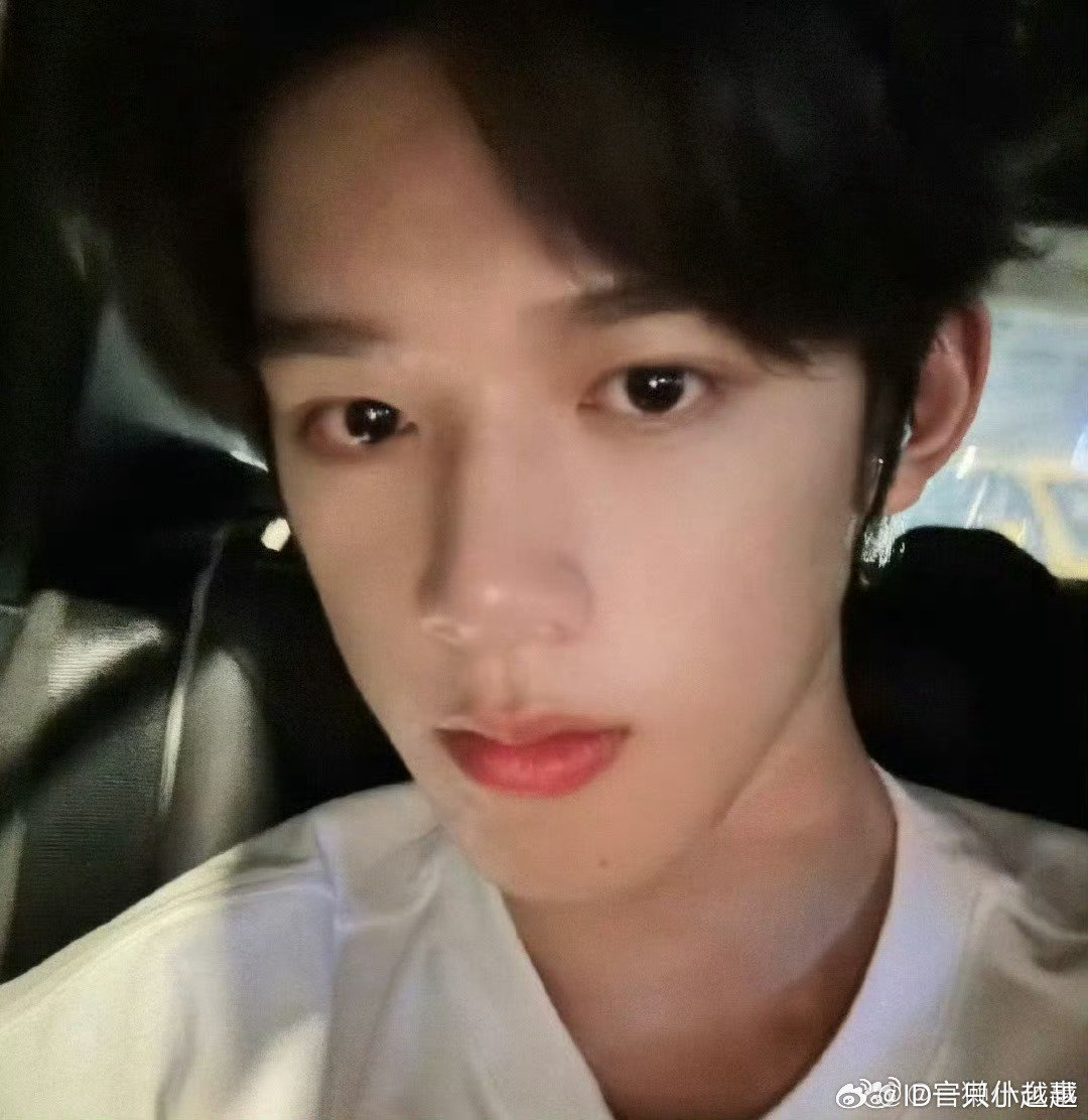 #官俊臣[超话]# 💜🍇#官俊臣 少年琢玉仲夏相知# 💜🍇#官俊臣奶系少年人间宝藏# 

🎧你是我的眸中星 也是我的心上人

​