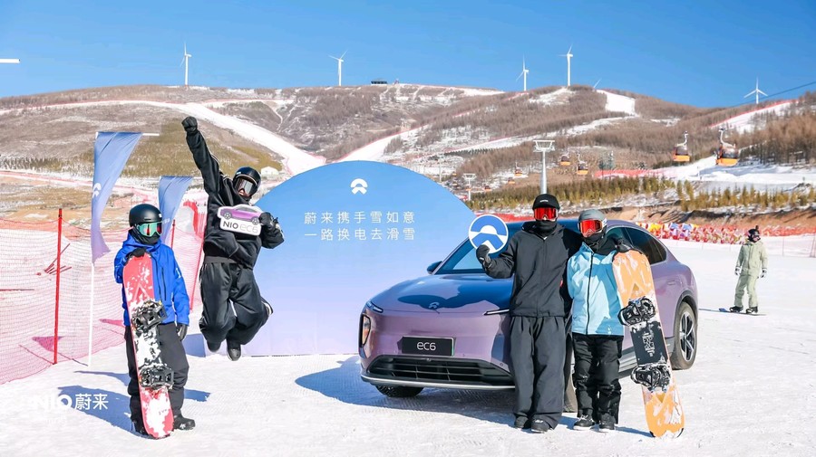 同色系灵感漫游，当EC6紫菀紫奔赴雪场，车身色彩与雪景撞出温柔呼应，雪季的浪漫就此开场。
 
转眼雪季将至，把车开往山野雪场，紫菀色车身静静停靠在皑皑白雪之间。淡紫车身和天边薄暮的紫调云霞相互映衬，白雪为底，紫调为点缀，一眼就很出片。不必刻意寻找取