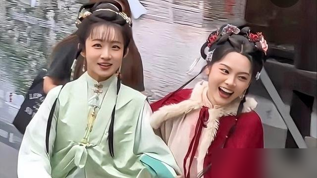 谭松韵发收官文，蒋欣直接杀到评论区，扔下一句：嘉兰，苦了你了。
不是演得好，不是恭喜收官。是华妃年世兰，隔着十五年，喊了沈嘉兰一声。
谭松韵回得也绝：风吹得冷吗？兰香给你暖暖。
一个《甄嬛传》里的华妃，一个《兰香如故》里的沈嘉兰。两个兰字辈的女人，在戏外接上了头。网友全破防了，说这是最懂角色的