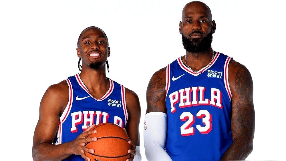 训练营结束，40岁的詹姆斯坐直升机直接走人，ESPN百大第11位的马克西只能蹲在路边等拖车。

这俩人私交其实极深。马克西进时代周刊百大新星，推荐语就是詹姆斯亲自写的。

天天近距离看老詹，这位当打之年的全明星后卫在采访里彻底服了：40岁的年纪，身体控制力和爆发力完全超出了理解范围。马克西直言，联盟
