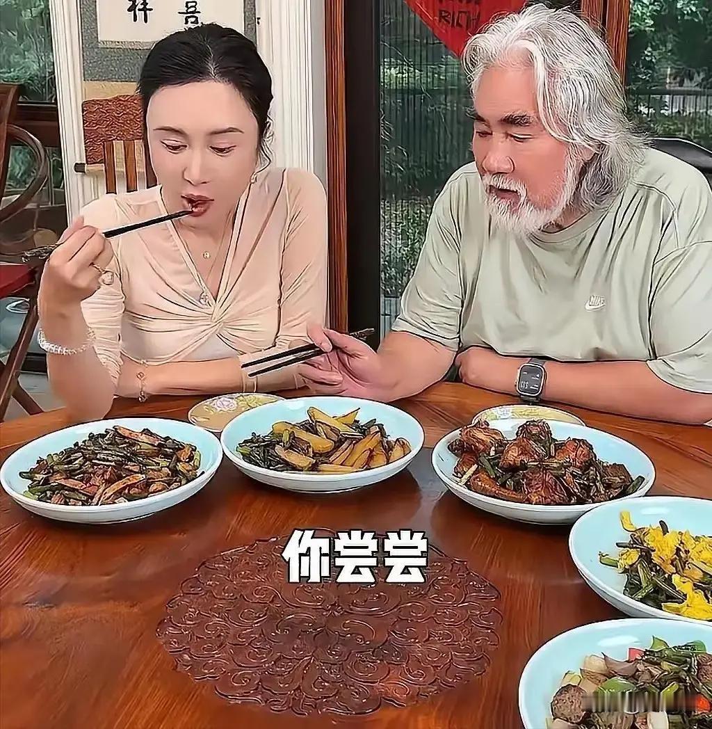 杜星霖为何甘愿死心塌地追随张纪中？归根结底无非两点：一是老牌导演张纪中家底丰厚，足以让她与孩子余生衣食无忧；二是他虽年岁偏高，却下厨顾家、悉心带娃，从无名人架子。试问谁遇上有钱顾家的伴侣，不会心生知足，这般相守相伴的感情，着实令人羡慕！

最初那几年，日子确实是这样过的。张纪中不爱出门应酬，收工就回