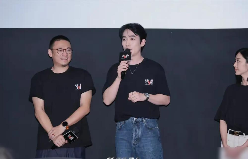 朱一龙这次是真不装了。往那一站，就是个90年代的亡命徒，眼神里没有半点朱一龙。
《空枪》里他演万梓强，取赎金那场戏，语气轻得跟出门买包烟似的，脸上还挂着笑。可你盯着他看几秒，后脊梁就开始发凉。他会不自觉地吸鼻子，会把烟屁股的过滤嘴拔了，这些零碎小动作，不像演的，像长在骨头里的。
跟梁家辉对戏，寸