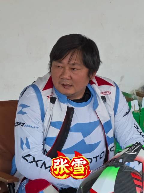 🏍️老板下场当车手！张雪出战新疆哈密大海道摩托越野拉力赛！
 
9月4日，2026中国大海道（国际）摩托越野拉力赛在新疆哈密开赛。
张雪以车手身份正式参赛，和多国顶尖车手同场较量。
赛前采访他幽默坦言参赛属于“假公济私”，有点小紧张，自评“技术将就”。
赛道穿越戈壁、雅丹、沙漠，总里程2500公里，