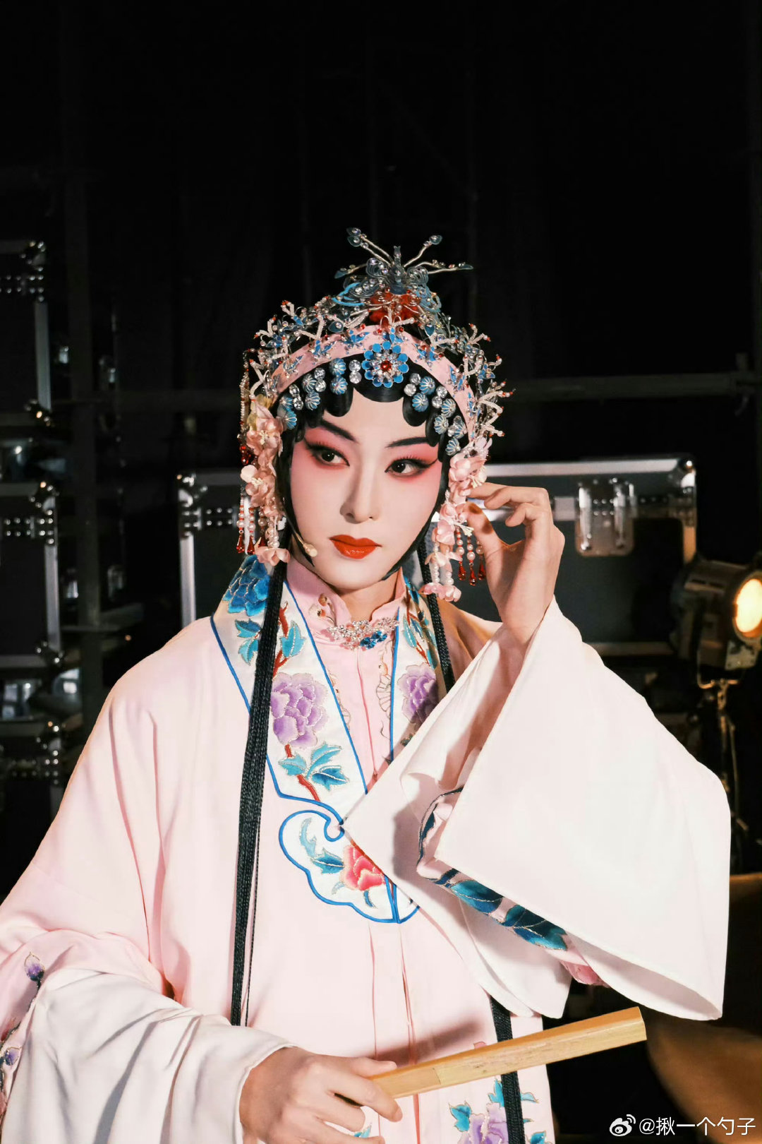 #新浪娱乐[超话]##唐九洲戏曲女装扮相# 谁能想到185的唐九洲反串昆曲旦角，身段柔美，眉眼细腻，完全把杜丽娘的温婉演出来了 ​