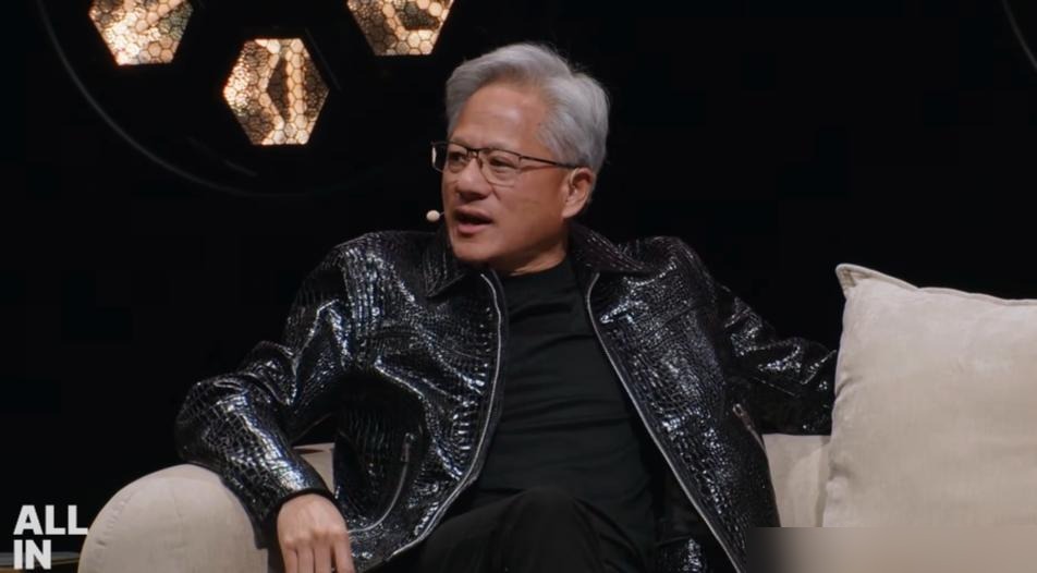 你看过黄仁勋那句话没，他说中国AI做得务实，西方天天谈终结。这话其实不是夸，是点名，而且最早是他2025年2月在巴黎AI峰会上说的，不是啥9月新料。
他说这话的背景也不是比较哪个文明更先进，当时记者都在问AI安全，他意思是西方硅谷圈子把精力耗在“AI会不会毁灭人类”这种理论恐慌上，而中国急着算力不够