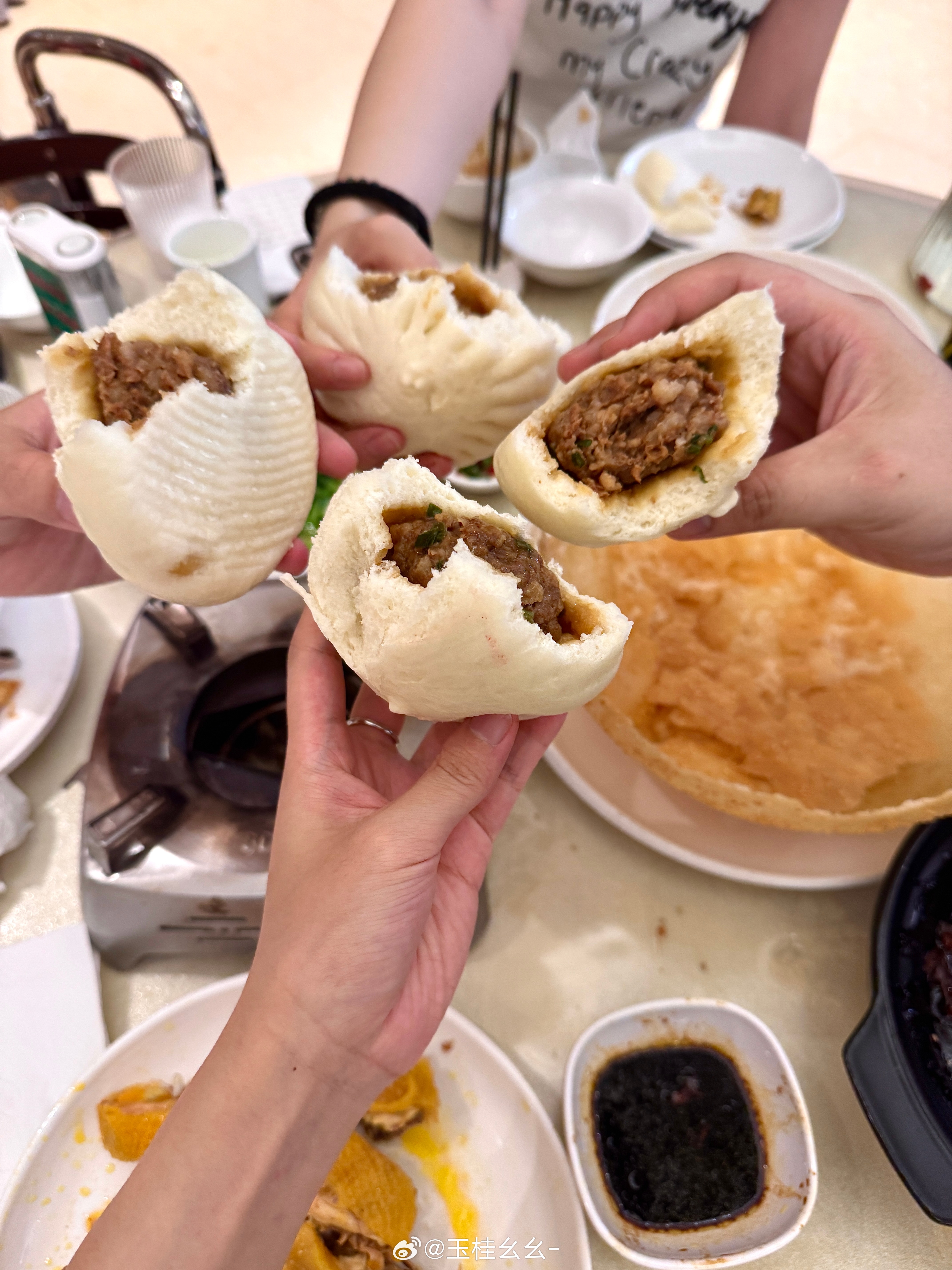 昨晚从杭州回到了家
以前提到这个城市  总说不完的厌恶：
美食荒漠   又湿又冷不下雪   
营销容貌焦虑   美好只为出片的功利
还有我忧思成结  辗转反侧的22周岁 
再有毅力的热爱在这里会暗淡

我恨这
钱塘江埋着一个活着的女孩

定居温州后几次来杭办事
高铁站即将到达 空气越发粘湿 黏稠
我的身体不会 ​