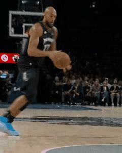 谁还不会传球？ 在森林狼和掘金队的一场季后赛比赛中，戈贝尔持球欧洲步突...