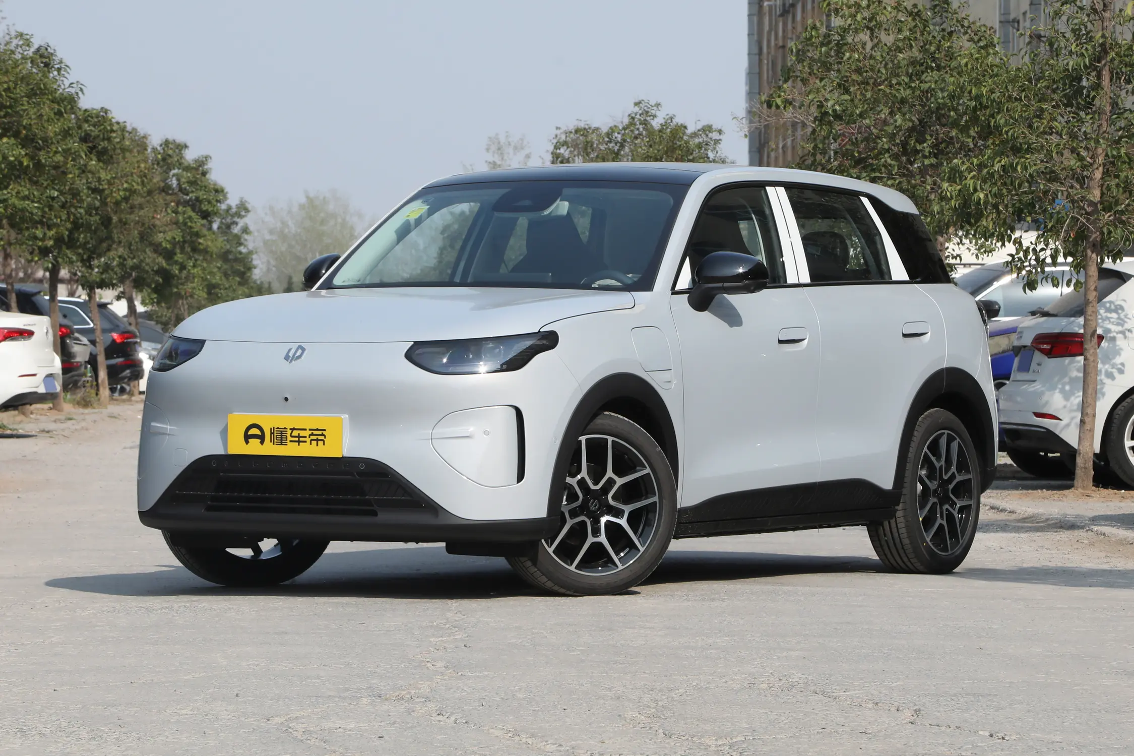 ‖‖‖2026款零跑A10实车深度分析：6‑9万纯电SUV，800V+激光雷达下放，到底值不值得买

 
零跑A10是2026年家用代步纯电市场的热门车型，定位小型五门SUV，指导价6.58‑8.68万元，把800V高压平台、高通8155/8295芯片、顶配激光雷达城区NOA下放到10万以内价位，上