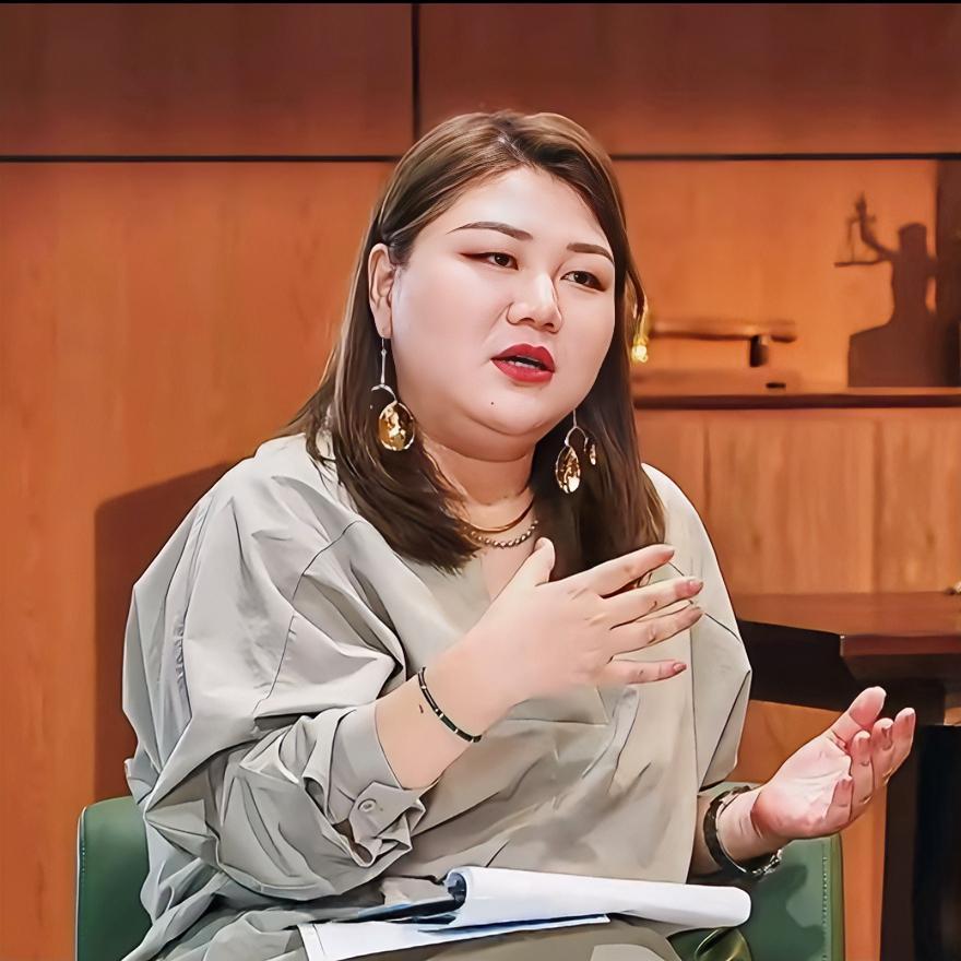 杨天真：“我给大家推荐一种渣男心态。不是说要你做一个坏人，而是你要保持自己的可能性。对老板有时间了，花点时间哄你开心，没有时间时，我根本不在意你在想什么。有了这种心态，你才能在工作中举重若轻，无往不利。”

这话放在职场里，其实挺有意思的。很多人一上班，就特别在意领导怎么看自己。消息回慢了怕领导不高