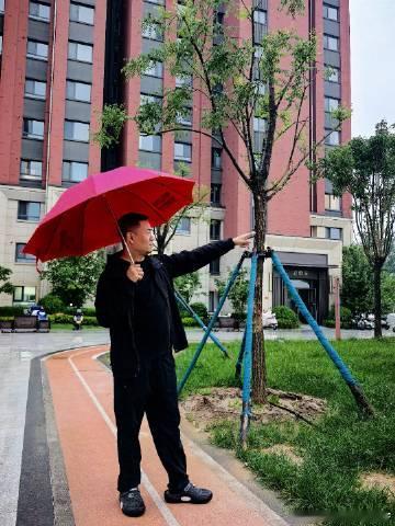 来吧～展示～这个男人给了我一部阔折叠手机<span class="ur...