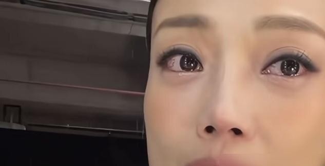容祖儿启德演唱会未开先火，三场演出尚未开票就传出内部认购超额、未卖先加场。最高档票价1680港币是官方原价，不是二手炒价，但抢手程度已经摆在那了。比起这些，我更在意另一件事：她上唇那道沟被传成“子息沟”，说主子女缘厚、藏福，甚至有人放话开价十万带她走。这说法查无实据，面相学里“子息宫”在眼下泪堂，压