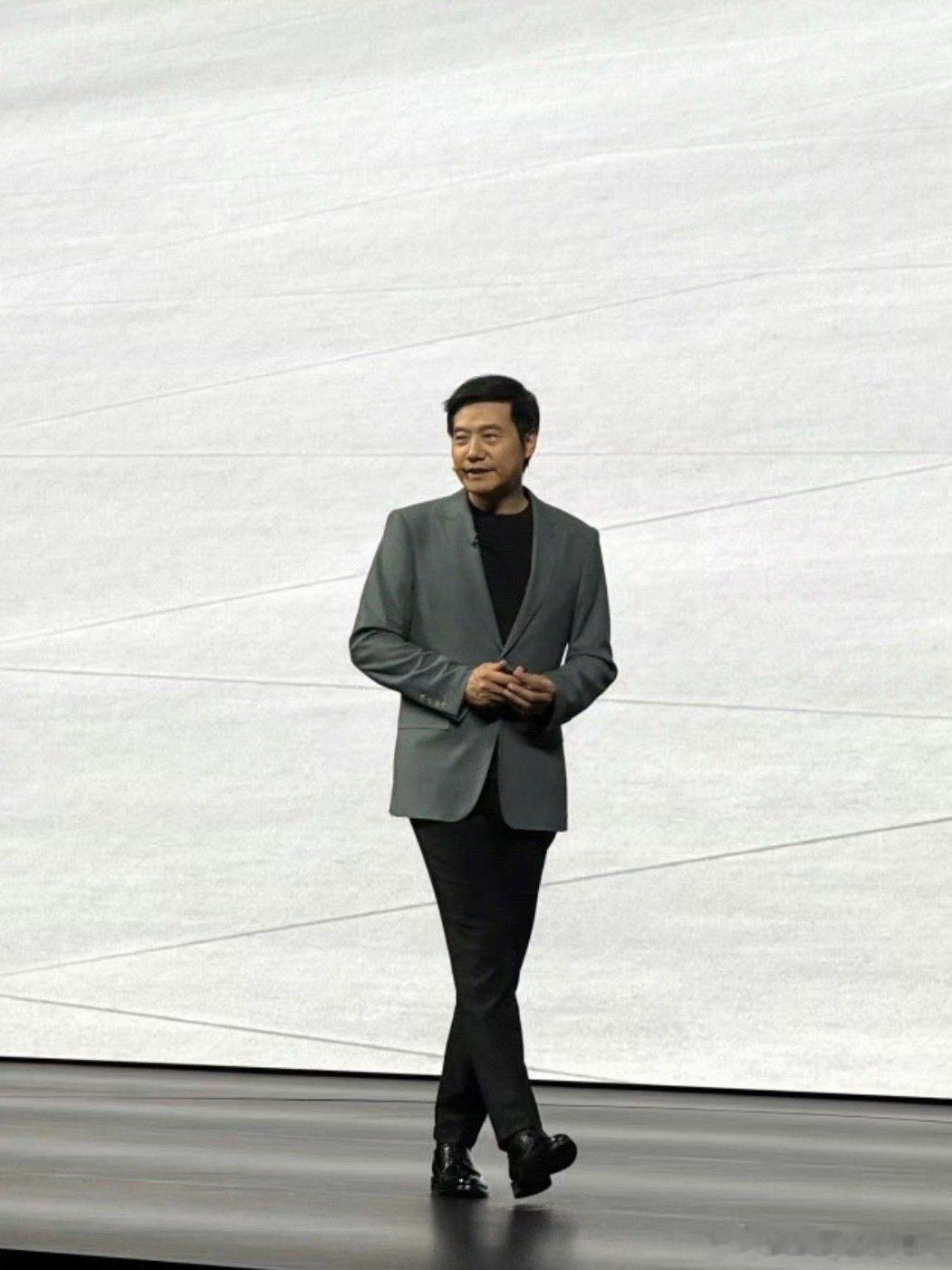 #小米发布会##雷军2小时45分钟演讲#
这两年逐渐发现成功人士的一项必要条件
就是高精力
将近三小时的发布会，在台下坐着听完其实都挺累的。
57岁的人激情澎湃的讲完这一场
别的不说就这一点都值得佩服。
#雷军[超话]##小米[超话]# ​