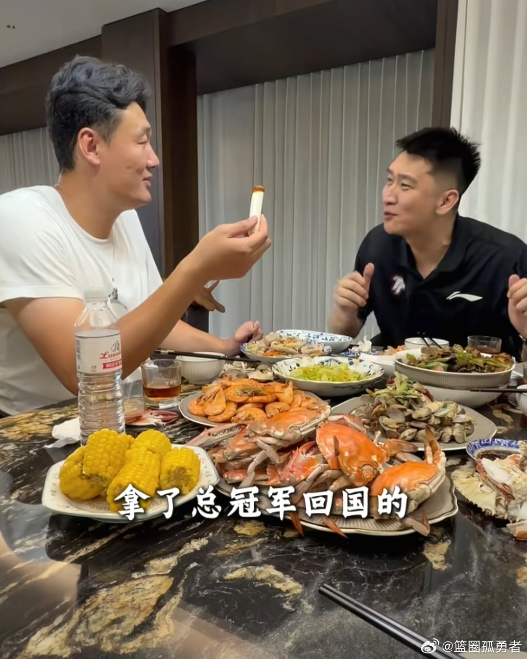 孙悦现在也好起来了！都跟广东男篮名宿苏老英雄一起吃饭，都爱吃“大葱”哈。关键大葱蘸酱真的下饭！ ​