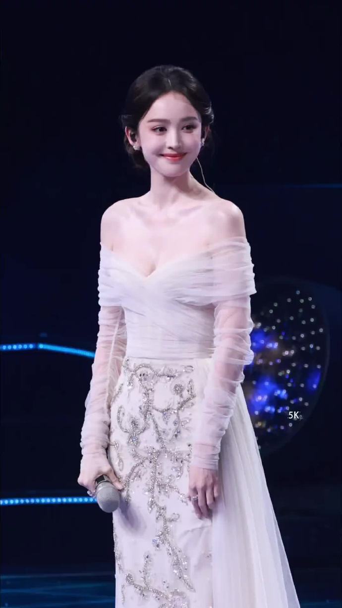 俏皮暴击💥！
娜扎关晓彤挑眉打招呼也太萌啦！
美女的花式打招呼，灵动又有小趣味，颜值直接加分！