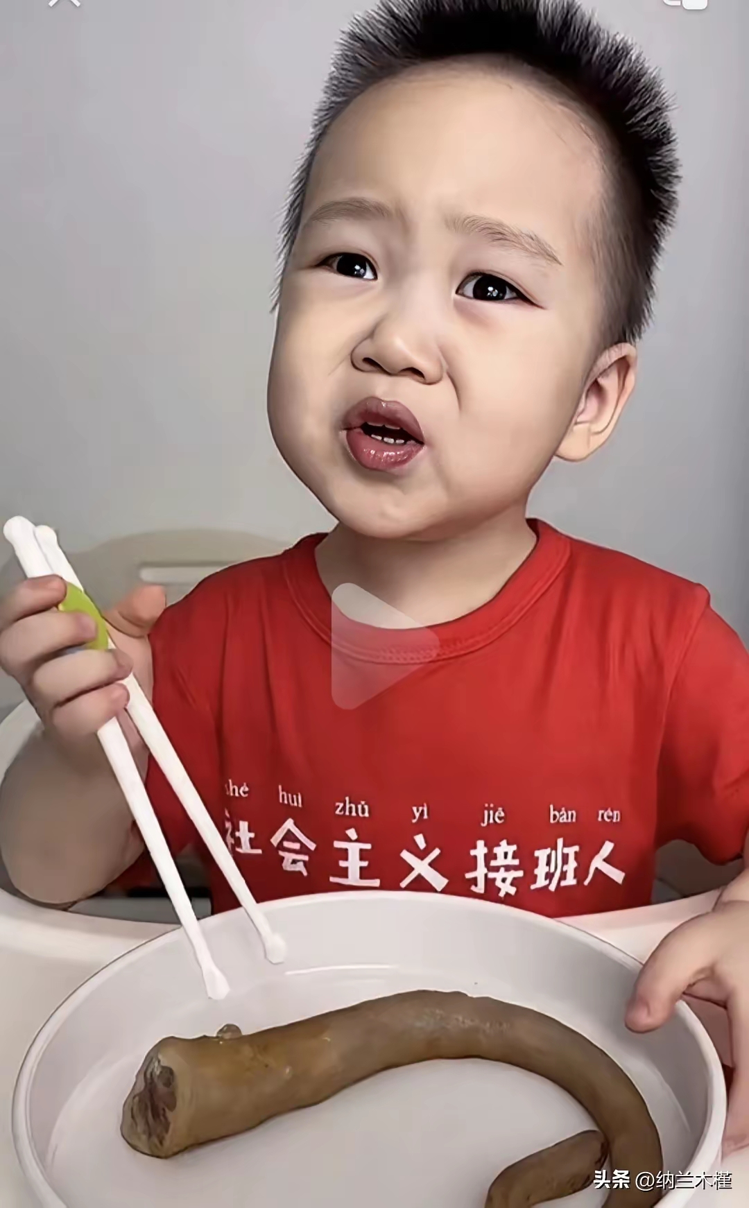 发育迟缓建议看医生～～
人家只是用AI美化了下小米乐宝，镜头下直播吃饭看起来更招人喜欢…去年的视频什么都吃，还说只有一岁多，酸甜苦辣咸，还有骨头也吃，只有小笨笨跟着大张旗鼓，说的天花乱坠，以后大聪明啦，现在叫她说一句话都说不清楚，这是语言跟身体发育迟缓，好多吃播视频都是剪辑造假的，要播就不怕人说。