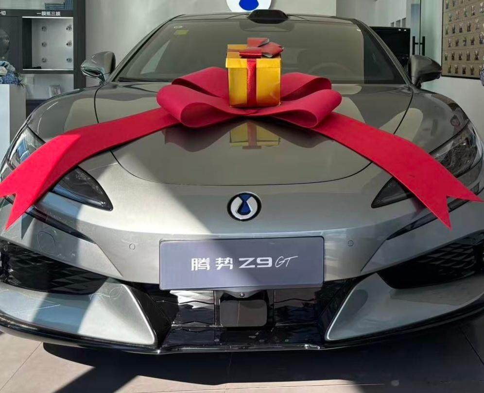 腾势z9gt的续航打折极其极其严重，号称880km续航，满电只能跑250公里，还是市内高速混合道路，天气适宜没开冰箱没开暖风没暴力驾驶情况下！

一开始被外形打动，试驾了一下觉得没什么问题就预定了，刚提车五六天毛病就出来了。首先是续航打折极其！极其！极其！严重！说是cltc880km的续航，心里已经做 ​