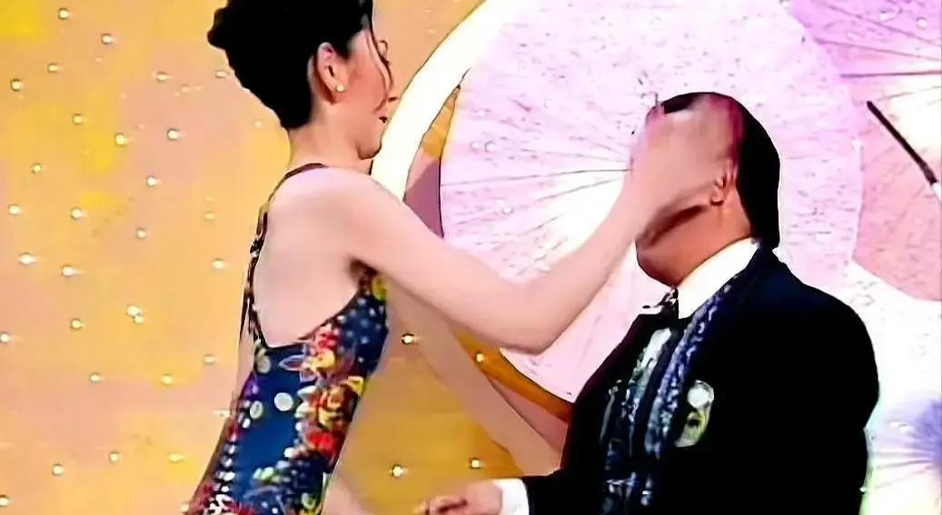 1995年，一个22岁女孩，当着全港观众的面，指着曾志伟的鼻子骂：“你又矮又胖又色，口水都喷我手上了！”全场死寂。她叫谷祥铃，那晚的华裔小姐冠军。但这一骂，直接把自己的星途，骂没了。
 
原本还在起哄的观众停了，工作人员愣了，连一旁的周华健也露出错愕表情。曾志伟脸色变得难看，原本被包装成笑料的互动，
