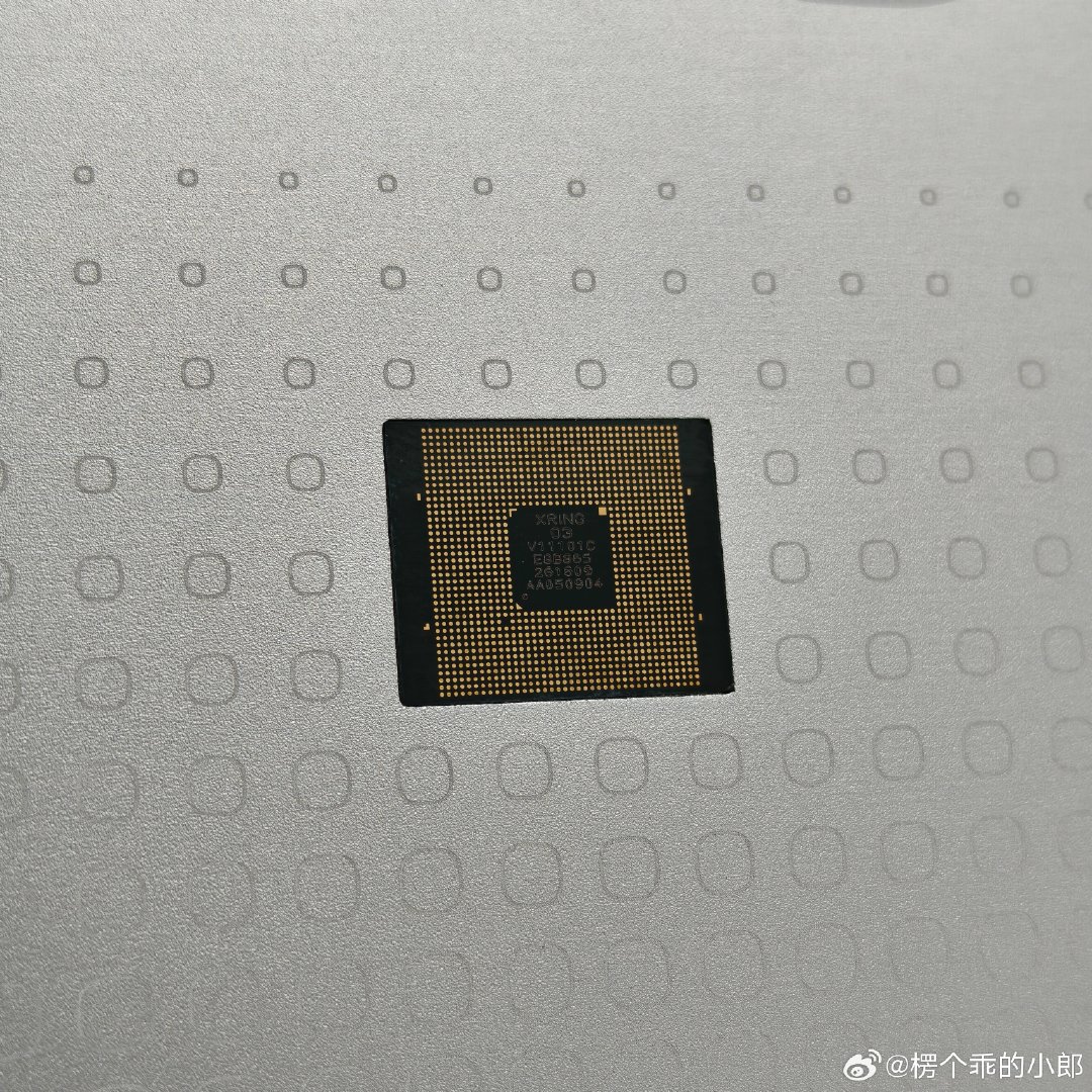 #小米玄戒O3#俺拿到手了[喵喵]
还是雷总签名版[拜托]
整体还是那种很扎实的金属，超有质感
你们觉得好看不[挤眼]

#小米[超话]# ​