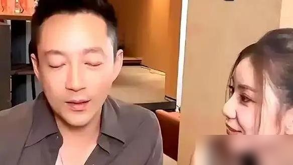 汪小菲现在出门，眼神都是收着的。马筱梅坐旁边，他连说话分贝都降了三个档。
以前跟大S那会儿，他是炮仗，一点就着，全网看笑话。现在呢？9月底两口子去雁栖湖参加两岸中秋活动，汪小菲全程跟班，马筱梅跟人社交，他在后面拎包看孩子。
孩子七个月了，马筱梅亲生的。之前直播间有人阴阳怪气说代孕，她直接怼回去：