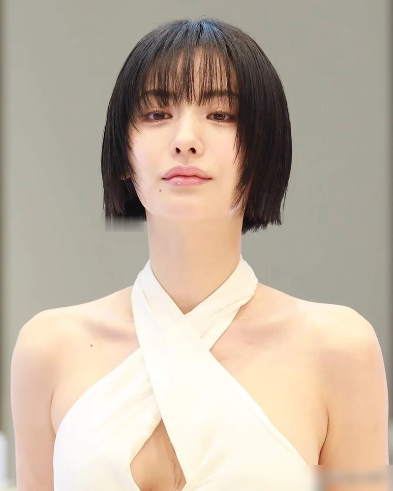 出道17年还顶着世界最美面孔标签，林珍娜却说自己压根没担心过被当花瓶。
《假面女郎》里她专挑暗黑戏演，光鲜造型反而少见。拍那场A变B的转折戏，她死磕到让观众一眼看出外貌换了个人。动作戏更狠，《全知读者视角》里她主动要求上高强度武打，短刀耍得动作导演都夸功底干净。
最扎心的是她谈外貌焦虑：有些事就