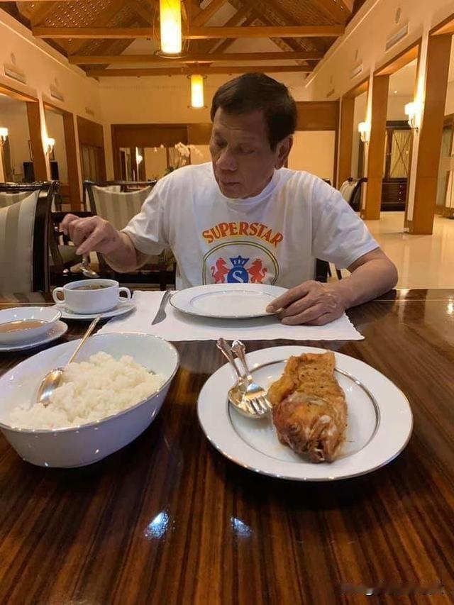 亚运选手餐的相关话题引发热议，有泰国教练吐槽，选手餐里只有三块鸡肉，想要拿两种蔬菜也遭到拒绝。
 
这件事在网络上快速传播，不少网友都在讨论运动员的就餐保障问题。运动员日常训练比赛消耗很大，身体需要充足的蛋白质还有各类营养来支撑高强度的竞技状态。足量的肉食，多样的蔬菜，都是维持身体状态必不可少的部分
