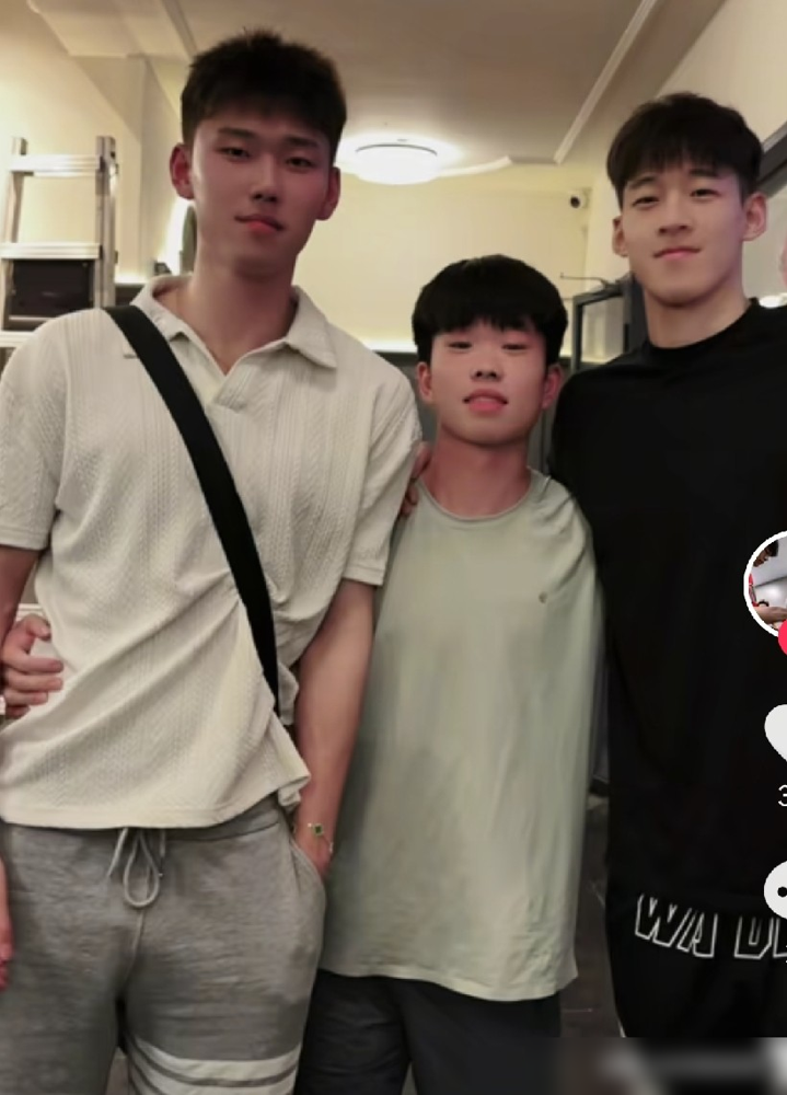 广东男篮球员太吃香了！
晚上，梁建斌晒出与李文昊及李奕臻的合影，并且向球迷透露这两名球员已经成为自己的左膀右臂。
梁建斌是广东知名的野球经纪人，如今晒出与两名球员的合影，就是想告诉球迷自己已经签下这两位年轻才俊。
算上之前网罗的张明池和李英博，梁建斌旗下现在已经汇集了4名前广东男篮的球员。这说