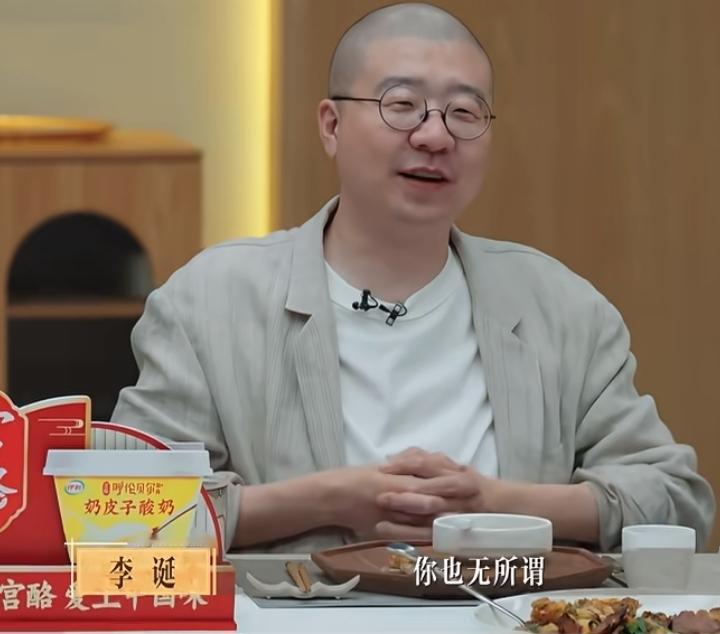李诞问樊振东：他们叫你小胖，你也无所谓？樊振东：对，还好。李诞：但是我们在座的都能证明，确实不胖。蒋敦豪、瞿颖都说不胖。

李诞：实在是这个脸太可爱了，一点都不胖。樊振东：挺好的，而且大家有这个记忆点，一叫这个就知道是我也挺好。

以前没有留意过樊振东，现在认真看，发现他脸比较圆，这种脸型通常会比较