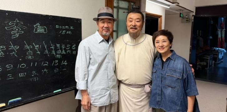 71岁的张国立，深夜为两台话剧激动发文，说被两位老友的表演“深深的感动着”。
照片里没有精致打光，就是在人艺后台，穿着朴素便装的濮存昕和冯远征，刚卸下戏装就和他拍下了合影。能让见过大场面的老戏骨这么动容，不是热搜话题，就是踏踏实实的两场戏——濮存昕演了三十多年的《李白》，冯远征在《迷幻》里彻底沉浸角