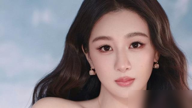 杨紫又给李现庆生了，连续第8年，卡点22点44分。
一句“老同学”，李现回得也快，还是那个味儿。俩人从北电2010级表演系出来，这称呼就没变过。不炒CP，不玩暧昧，就是一年一次的准时。
前两天直播间里，她还在那1秒切换表情包，前一秒端庄，后一秒五官乱飞。转头这边，剧里哭戏原声台词又上热搜了。