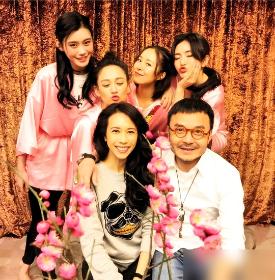 陈乔恩晒和奚梦瑶的合影，一句话把我看愣了：10年后，我们都很幸福。
十年前云南腾冲，俩人在综艺里午后闲聊，聊以后会遇上什么样的人。一个刚跟圈外男友分手，一个还没着落。
现在呢，陈乔恩嫁了小9岁的Alan，奚梦瑶嫁了小6岁的何猷君。
关键她俩都是录恋综认识的另一半，一个《女儿们的恋爱》，一个《爱