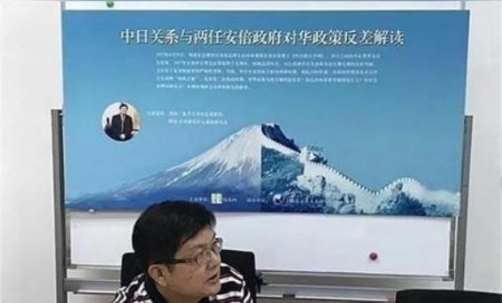 中方曾呼吁谨慎前往日本，然而复旦大学的冯玮却高调推荐中国学生去日本，并把这种与中国政府叫板的行径称之为 “爱国”。
这话刚在社交平台发酵的时候，不少网友第一反应是错愕——怎么连官方三令五申的安全提醒，都能被人换个说法曲解成“没眼光的人才不去”？

你有没有过家里小辈要独自出远门的经历？
但凡家里有个