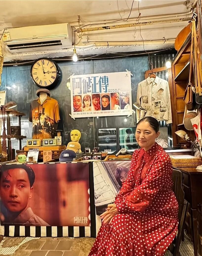 拍《星月童话》时，常盘贵子水土不服，闹了肠胃炎。张国荣没讲大道理，默默煮了汉方汤给她喝，还常带她出去吃饭散心。
后来公司找她接戏，她只问一句：男主角是不是张国荣？不是就不接。
2026年9月，张国荣70岁冥诞。香港文化博物馆办了纪念展，陈淑芬策展，唐鹤德借出不少私人物品，超过300件展品、11套舞台