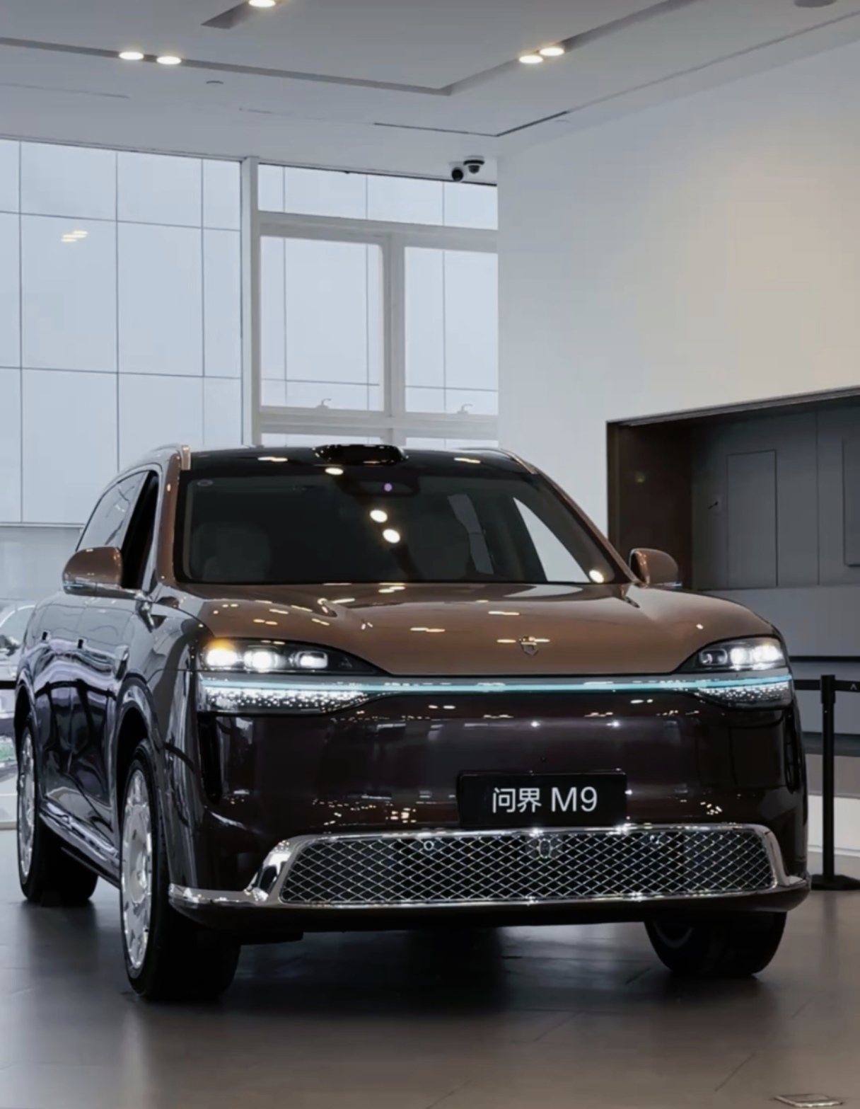 #问界# 全新一代问界M9试驾感受全新一代问界M9作为旗舰SUV，无论是动力底盘还是智能科技，都带来十分出色的驾乘体验。驾驶层面，整车动力输出平顺充沛，电门响应线性柔和，起步轻快，加速过程沉稳有力，高速再加速底气十足，不会有突兀的顿挫感。底盘搭载双腔空气悬架与双阀CDC减震，配合道路预瞄功能，能够细