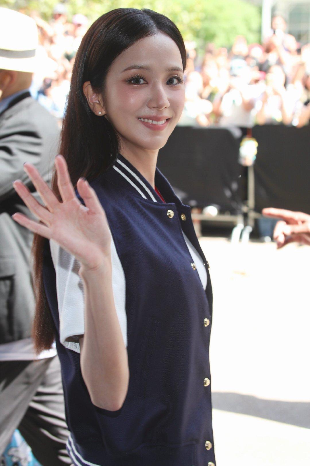 #kimjisoo[超话]#260910 Tommy Hilfigerr时装秀相关饭拍4P

大五官带来的冲击力👅
©️chuarethewan
#金智秀TommyHilfiger全球品牌代言人# | #金智秀丁海寅同框合照#|#于适金智秀身高差# ​​​