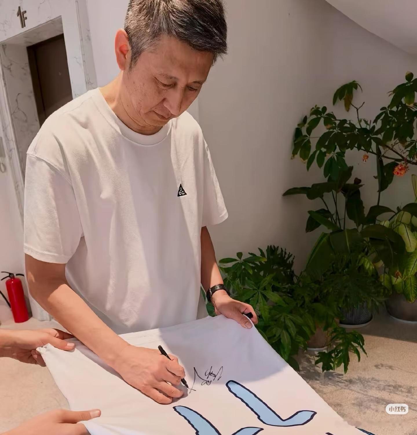 中国男篮国家队主教练郭士强指导真悠闲啊，在结束了糟糕的亚运会之旅后，郭士强指导回到广东生活居住陪伴家人，其中老叔郭士强更是忙里偷闲，来到一家潮汕牛肉火锅店吃火锅，很是享受美味啊，郭士强指导还热情为球迷签名呢，希望郭士强指导继续带领中国男篮打进世界杯和奥运会。