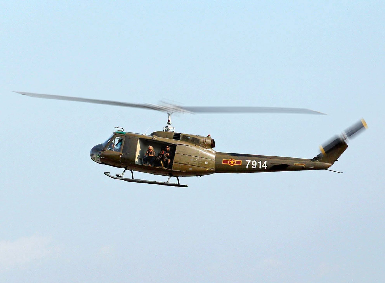 越南人似乎要重新“发明”UH-1直升机，相关资料显示，他们似乎要仿制该机，发动机怎么解决还未知。
越军曾在90年代由A42工厂成功修复了12架越战遗留的UH-1直升机（7901至7912），并陆续服役到2015年 7912 号UH-1在胡志明市坠机，才不得不停飞了该型机。 ​