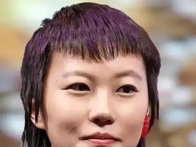 王菲去看窦靖童演出，被镜头扫到，第一反应不是拉口罩，而是侧身往一个认识25年的男人身上靠。

这个动作被高清镜头拍下来，全网传了72小时，说王菲新恋情曝光。网友扒这个男的，各种分析，说两人同框多次，关系不一般。还有人骂王菲谈恋爱都谈到女儿舞台上了。

实际上，这个男人叫瑞恩，是王菲的御用摄影师，认识
