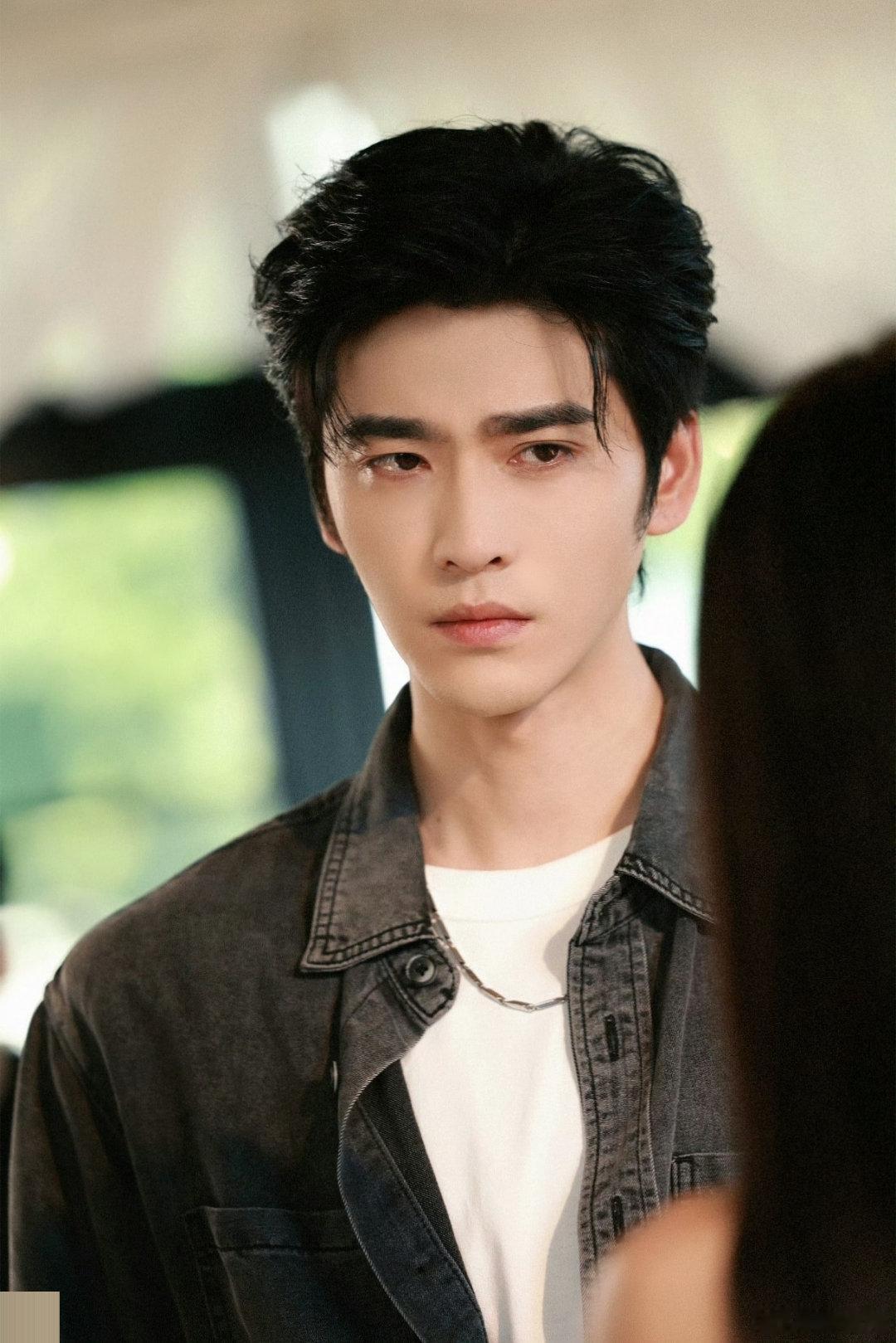 #王奕然[超话]#
10月17日 今晚一起来看《竹之花2》陆云征
这一眼神里藏着的强势偏爱与软萌反差，就是他最戳人的角色魅力，每一部作品都能带你坠入专属于他的心动剧情。

#演员王奕然#​