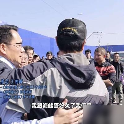 陈思诚又赌赢了，7天3个亿，陈飞宇那诡异一笑直接干上9个热搜。
你以为他在拍电影？他是在养生产线。编剧、导演、演员全锁在壹同体系里，张译、马丽、陈明昊这套班底，换个案子就能再跑一遍。这次《神探之痕迹》，成本3亿，原型是92岁的枪弹痕迹鉴定专家崔道植，路演现场老爷子亲口夸了张译。
最狠的是陈飞宇那