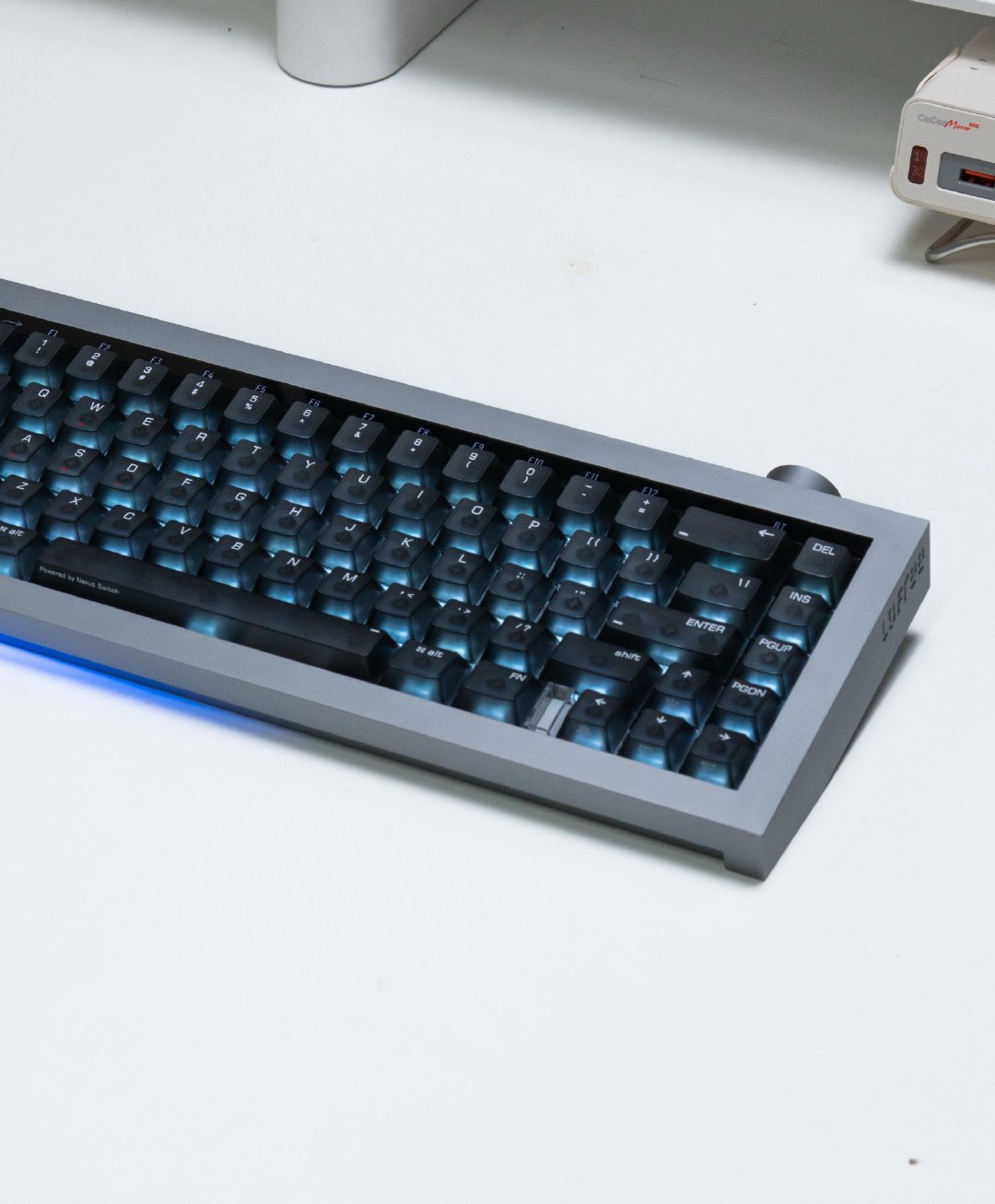 洛斐 HYZEN67⌨️
 
洛斐 HYZEN67 是一款“机械磁轴”键盘，把机械轴的手感与 TMR 磁轴的高速响应结合在了一起。Nexus 轴体内置金属弹片，保留了传统机械键盘的确认感，同时支持 0.01mm 精度的 Rapid Trigger，打字爽快、游戏响应也快。CNC 铝合金机身质感扎实，加上 Gasket 结构和五层填充，敲击声音干净好听，还有音量旋钮和 Fn 切换拨杆，操作手感很上头。三模连接加 10000mAh 大电池，续航最长 80 小时，64 键紧凑布局省桌面空间，就是打字角度固定在 12° 稍高，透明键帽也容易沾指纹。