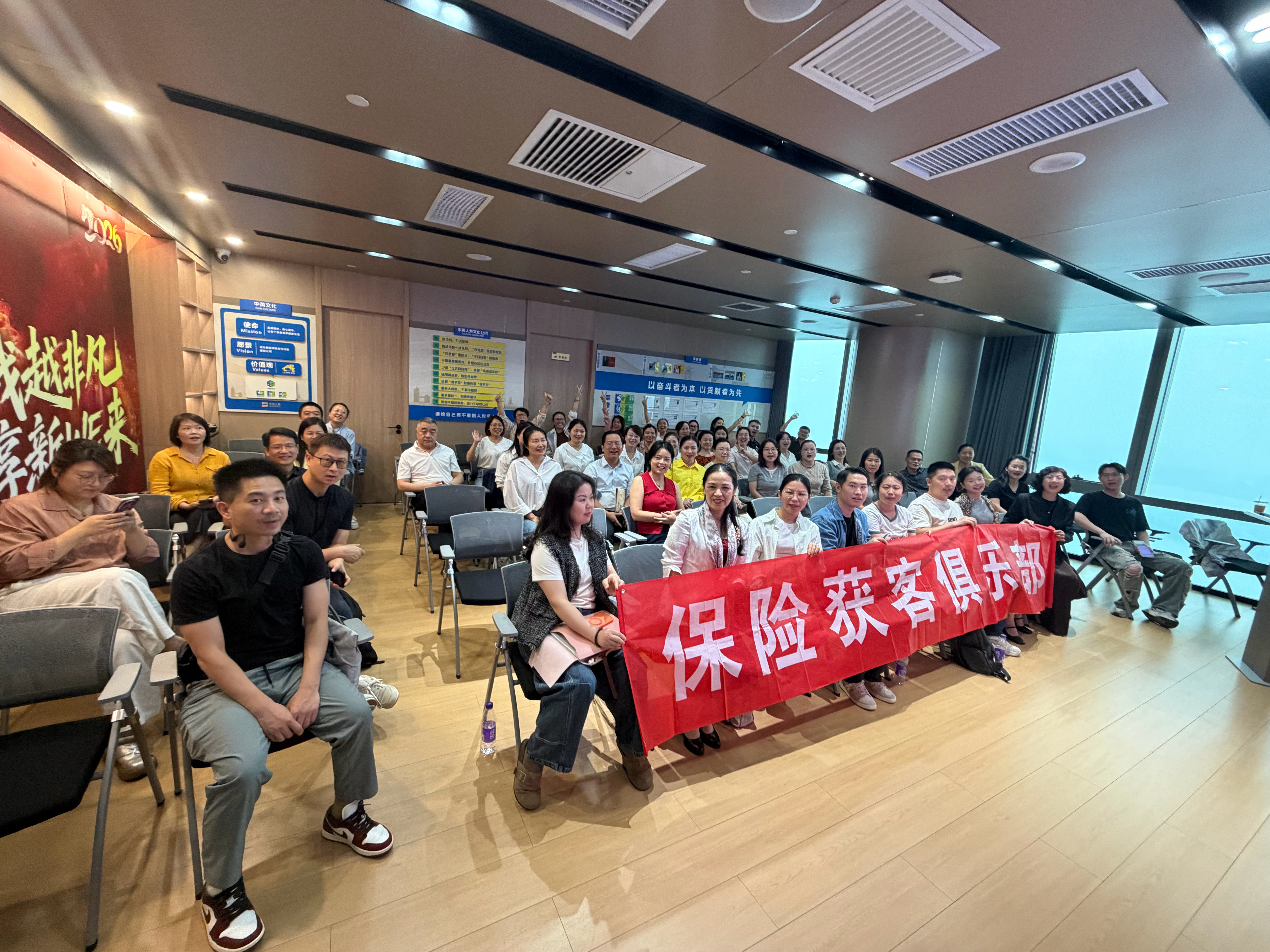感谢长沙：当我们要举办长沙站，还没公开报名，已经60位保险专家们，提前报名，现场不断加座位，感谢长沙保险专家们的信任！

本次讲课，我们全程实操干货，现场发布：保险小红书、保险公众号、保险脱口秀、保险视频号、保险AI智能体…

保险专家们纷纷拿起手机拍照，并感叹：“原来AI比我们想象中更强 ​