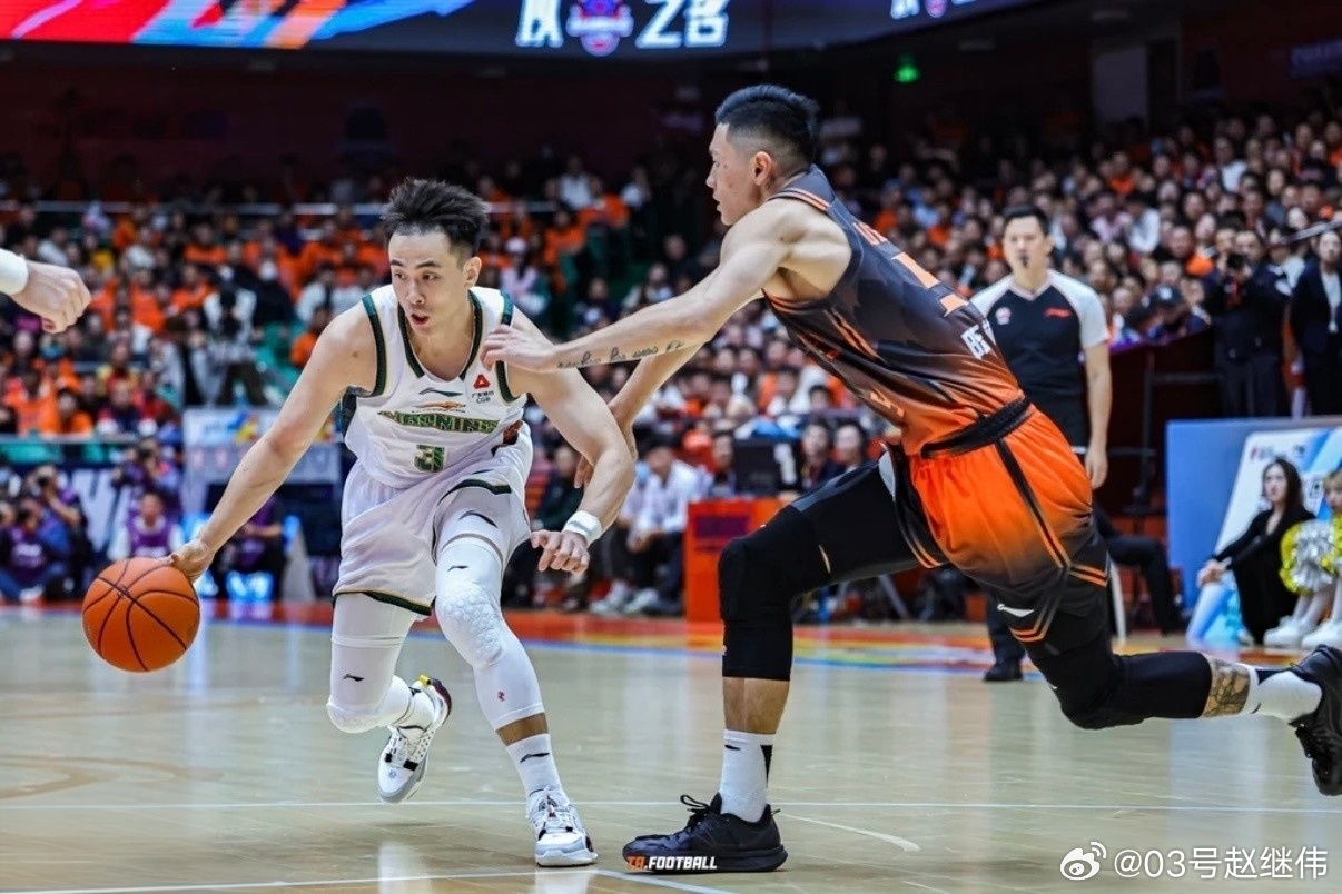 赛场之上从容调度，攻守之间尽显锋芒。今日继伟状态拉满，每一个瞬间皆为高光，不负日复一日的沉淀与磨砺🏀
#赵继伟[超话]#  #辽宁男篮vs山东男篮# ​