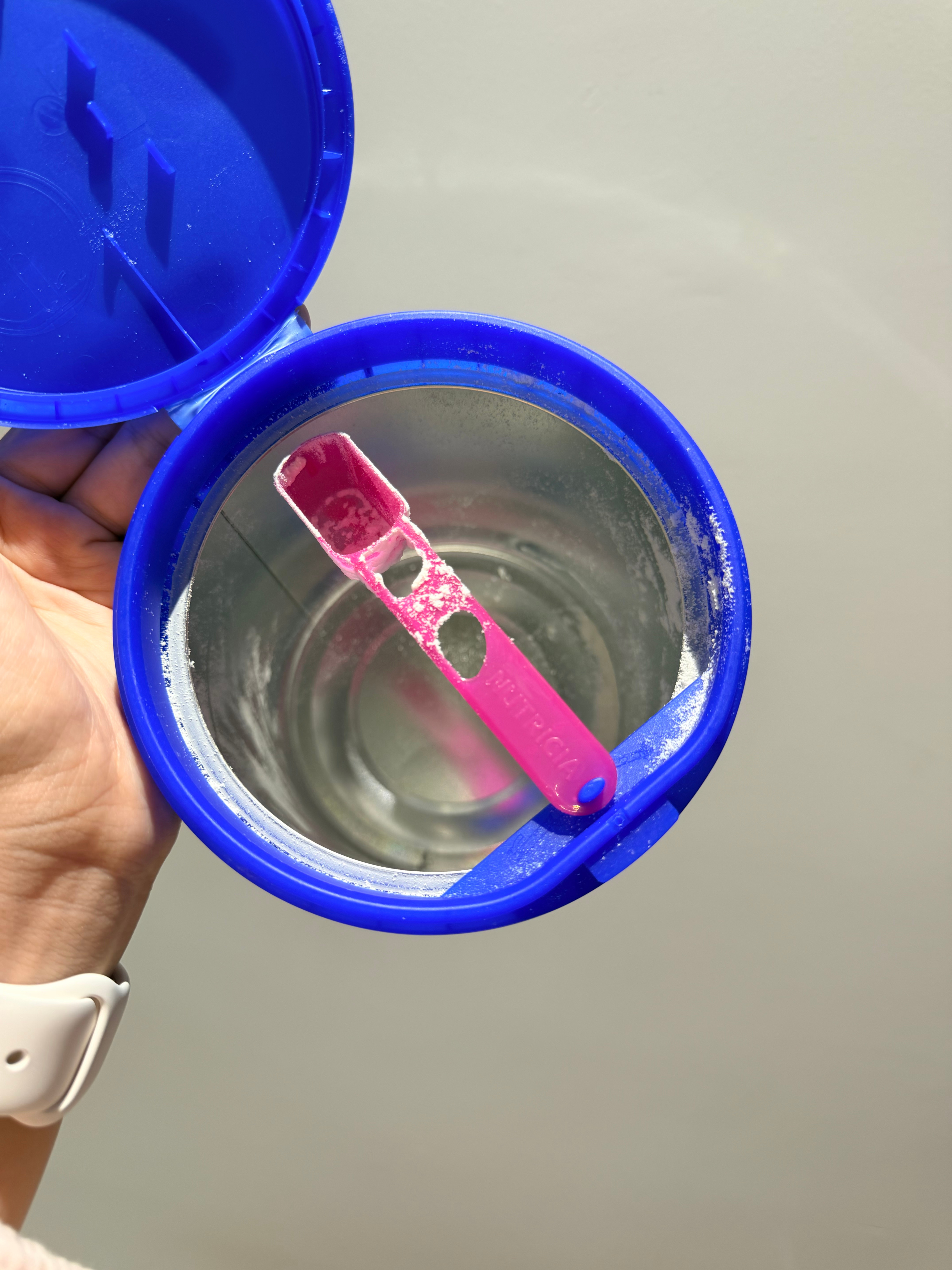 把柚崽发了pyq 别人都问我吃的啥 养得这么好 白白胖胖的 我说母乳…她的奶粉只吃了没几天 最后一大罐都是我喝完的！！我喝了一个月终于把800g的德爱白金喝完了[泪奔] ​​​
