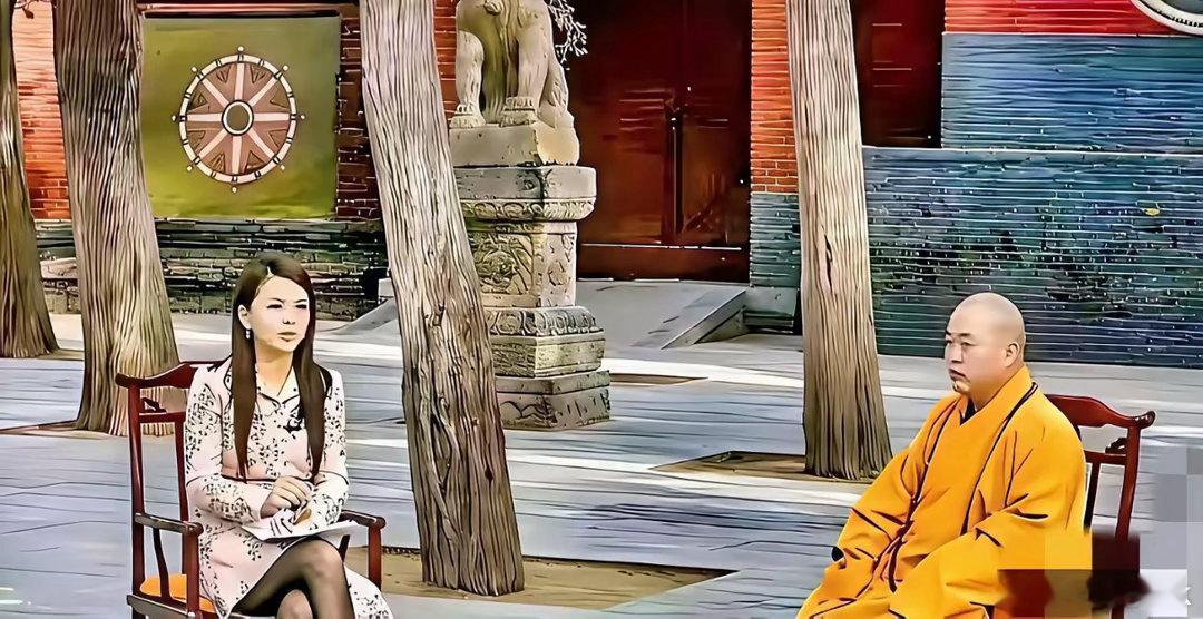 当年，释永信大师在少林寺接受李湘采访时的一幕，当时他一脸的严肃。 ​