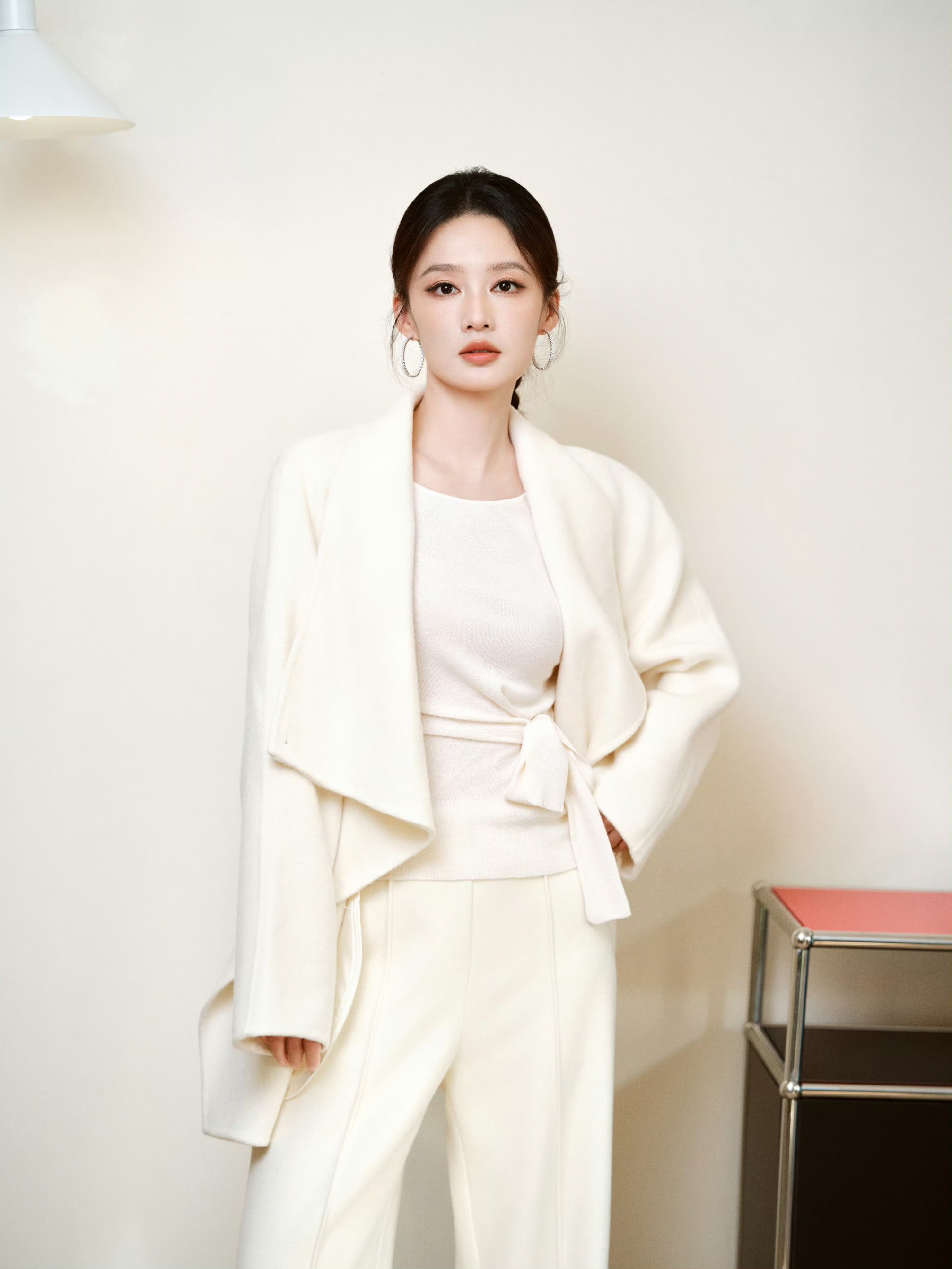 李沁:白衣尽显温婉风姿
 
李沁全新质感造型大片上线
一身奶白色大衣简约大气，内搭同色系打底，干净配色温柔又高级。长发编成精致麻花辫，搭配简约耳饰，增添灵动气息。她在光影之间变换姿态，时而安静垂眸，时而抬眼凝望，从容舒展。简约穿搭衬出清雅气质，没有繁复装饰，只用纯粹质感诠释优雅。赴一场和质感的约会，