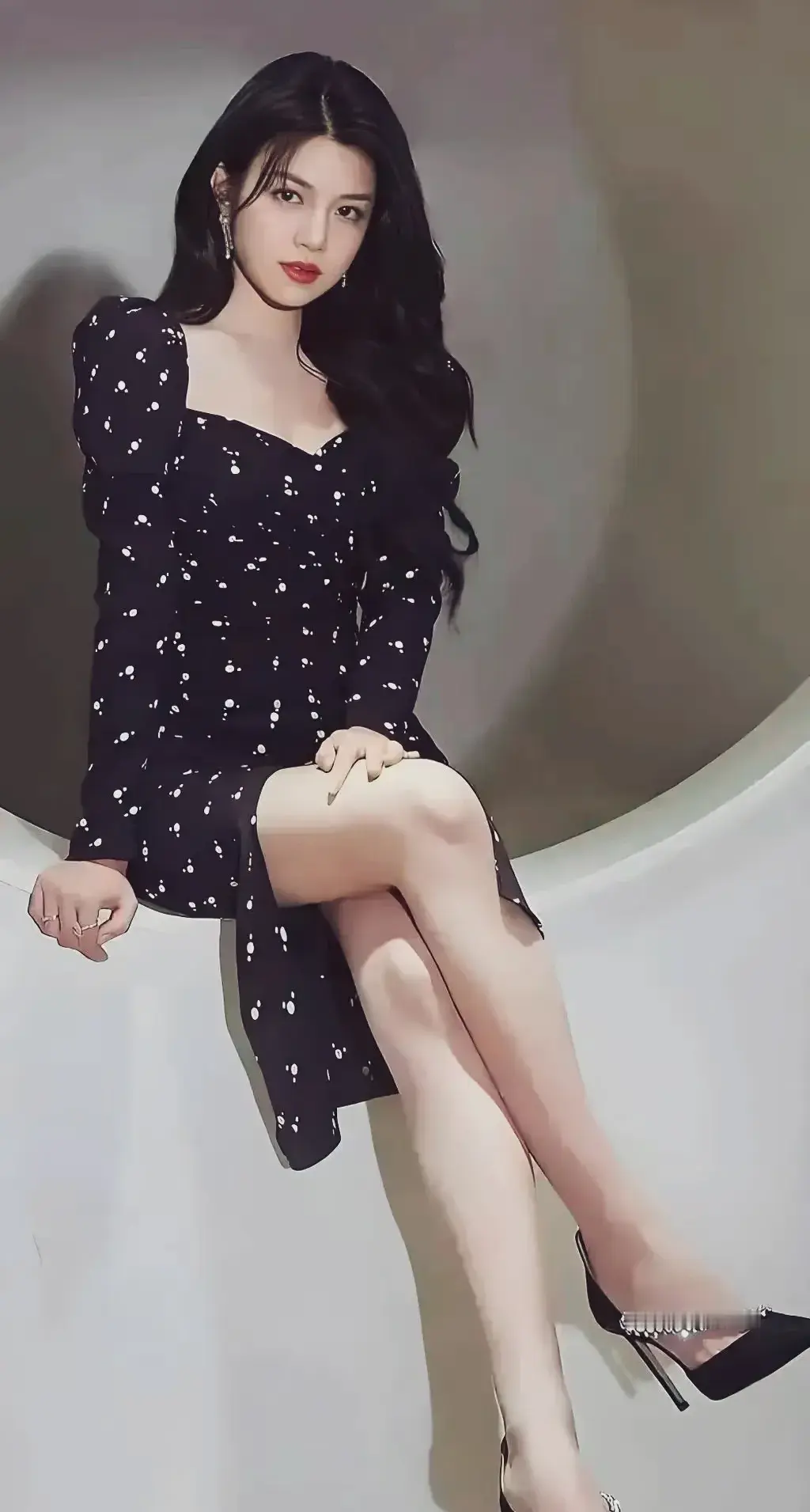 陈妍希近期造型杀疯了！运动服造型里，她一身黑色紧身运动装，高马尾利落又...