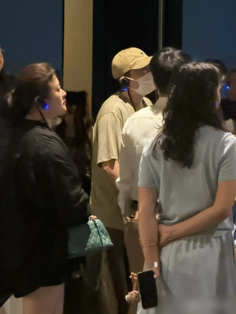 沈腾老婆瘦到脱相了，他却在成都凌晨两点带着蒋奇明撸串。
路演现场他给观众发纸巾，说怕你们回去骑车又哭，结果自己先红了眼眶。观众喊你是我们永远的影帝，他绷不住，眼泪直接掉下来。这片子他搭进去的情绪，比之前所有戏加起来都多。
散场后导演累趴了，他拉着蒋奇明直奔苍蝇馆子，串串撸得满嘴油，被路人拍下来还