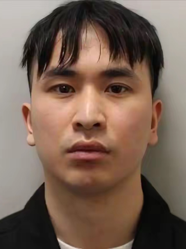 简直就是衣冠禽兽！
28岁的中国籍留英博士邹镇豪，先前被指控向10名女性下药并施以强奸，没想到这还不是最终结局。最近又爆出来另有7名女性，站出来指控其强奸和虐待。
他就读于伦敦大学学院机械工程博士课程，2019到2023年5月间在中英多地作案，靠约会软件把人骗到家里下药，受害者失去意识时他拍下九起作